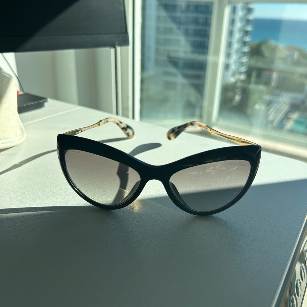 Miu miu cateye sunglasses in black with metal hadles, pink velvet box